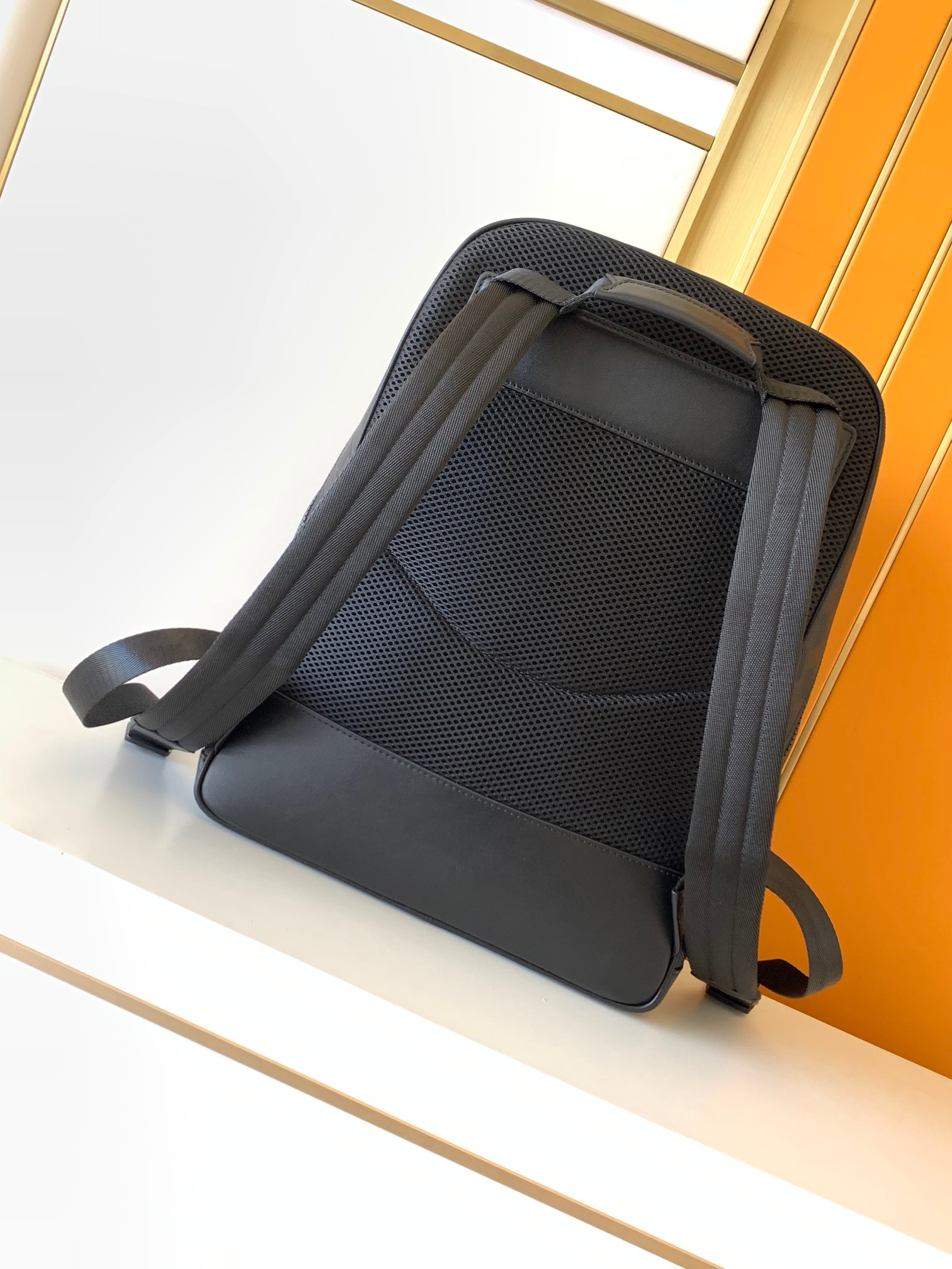 Minimalist Black Embossed Back - đánh giá và giá Leather Work Rucksack Mens